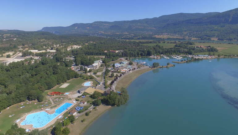 Situé en bord de Rhône, sur le tracé Viarhôna, la base de loisirs de la Vallée Bleue propose une multitude d'activités pour toute la famille.