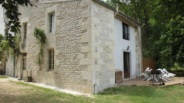 Maison en pierre entouré d'un jardin