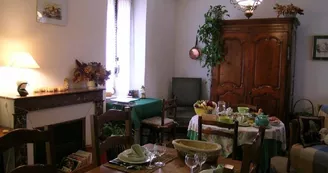 Chambres d'hôtes de la Gare à ST-AUBIN-LE-MONIAL dans l'Allier en Auvergne, salle à manger