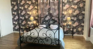 Chambres des Roses CHATEAU DE LA BOUCHATTE CHAZEMAIS ALLIER AUVERGNE