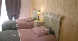 Écogîte de groupe Les Dames Vertes à Mesples, dans l'Allier en Auvergne. Deuxième chambre 4 personnes avec salle de bain et WC privatifs