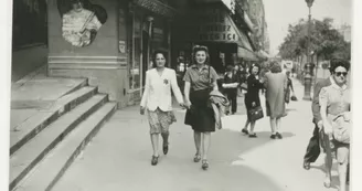 Jeunes femmes sur les grands Boulevards. Paris, juin 1942.