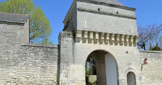 Anciens remparts du Puy-Notre-Dame - Chateau de Beauregard