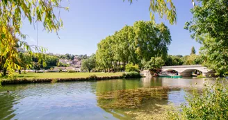 Village d'Aubeterre-sur-Dronne, un des plus beaux villages de France vu depuis la rivière Dronne