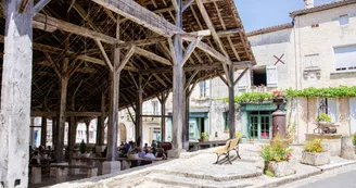 Village de Villebois-Lavalette, Petite citée de caractère, les vieilles halles en bois de la place centrale