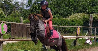 Cours à l'année d'équitation pour les enfants de 2 à 10 ans par le poney club Les Petites Folies
