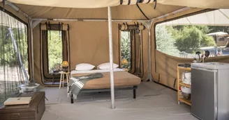 Séjournez dans une tente équipée et admirez la vue à 360° sur la nature