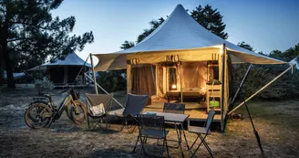 Séjournez dans une tente équipée et admirez la vue à 360° sur la nature