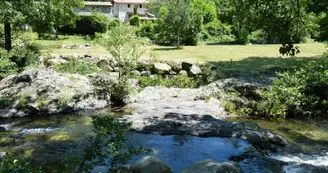 Vue d'ensemble rivière et gite