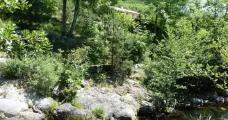 les rives de la Besorgues et le gite de groupe