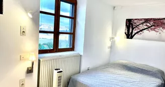 chambre 1 : premier étage:lit double, lit simple évier et douche