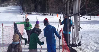 skieurs qui prennent le téléski aux Chosalets