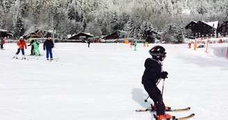 Enfant qui ski sur le domaine du Savoy