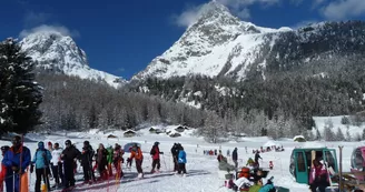 Skieurs au téléski de la Poya