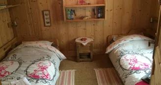 Chambre avec deux lits simples.