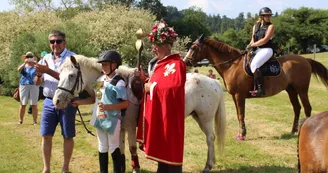 Un cavalier avec le roi à la Fête de la Saint Martial