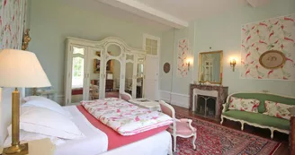 Chambre d'hôtes "Le Chateau De La Chabroulie" à Isle en Haute-Vienne (Limousin)- chambre camélia_7
