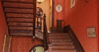 Chambre d'hôtes "Le Chateau De La Chabroulie" à Isle en Haute-Vienne (Limousin)- les escaliers du château _31