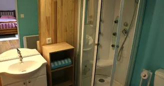 Chambre d'hôtes "La Fromagerie" à Saint Martin Le Vieux en Haute-Vienne (Limousin)- cabine de douche et wc de la chambre Mamie Titi_17