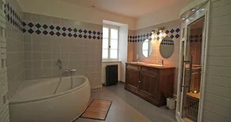 Gite "Le Génie de la Forêt" à Compreignac en Haute-Vienne (Limousin)- salle de bains avec sauna_17