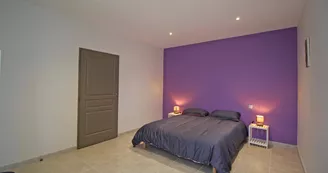 Gîte de 'La Reille' à Cussac en Haute-Vienne (Nouvelle Aquitaine)- chambre violette au rez-de-chaussée_19