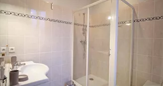 La Maison Haussmannienne à Limoges en Haute-Vienne (Nouvelle Aquitaine)- salle de bains avec douche et baignoire - 1er étage_18