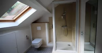 Gîte de Chalendeix en Haute-Vienne, la salle d'eau avec wc du 2nd Jaune_33