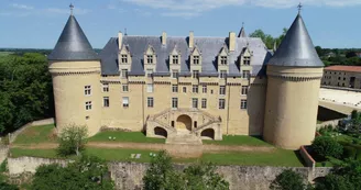 rochechouart_2019_otpol-dronetalos-chateau