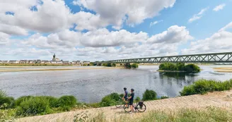 Cyclistes le long de la Loire _2
