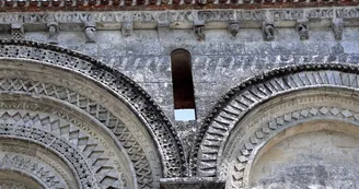 Façade ouest de l'église Saint-Hérie à Matha