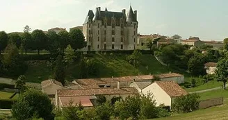 Le village et le château de Neuvicq le Château