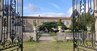 Portail du château de Chalais
