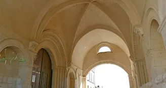 passage voûte Hôpital des Pèlerins UNESCO Chemin de St Jacques Compostelle Pons