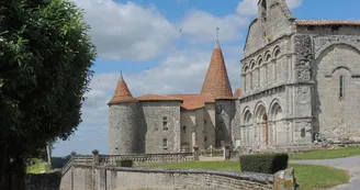 Le château et l'église de Chillac