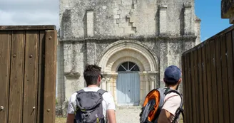Des randonneurs découvrent l'église de la Frédière