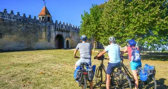 Cyclotouristes devant le château de Saint-Brice