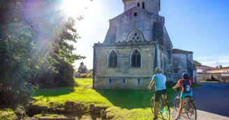 Cyclotouristes devant l'église d'Angeac