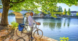 Cyclotouriste sur les quais de Charente