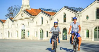 A vélo devant le Musée de la BD