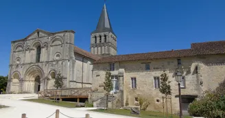 Abbaye vue de face - Saint-Amant-de-Boixe