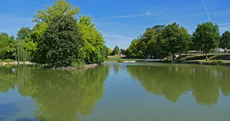 Etang du Parc Barabeau et son aire de loisirs à Jarnac-Champagne Haute-Saintonge