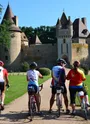 Cyclos devant le château de Thoury