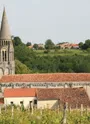 L'église et le village sont nichés dans un vallon le long du chemin de St-Jacques de Compostelle