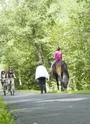 Cyclistes et cavalière sur la Voie Verte de Haute-Saintonge