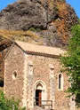 Chapelle de la Roche Chérie lovée contre son neck volcanique à St Pons