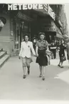Jeunes femmes sur les grands Boulevards. Paris, juin 1942.