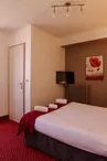 Chambre lit double, rangements et sanitaires privés