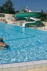 Piscine de plein air avec toboggan