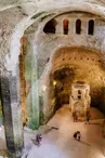 Le reliquaire et la fosse à relique de l'église souterraine d'Aubeterre-sur-Dronne