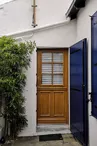 Porte d'entrée extérieure , volet et portail bleu, porte en bois